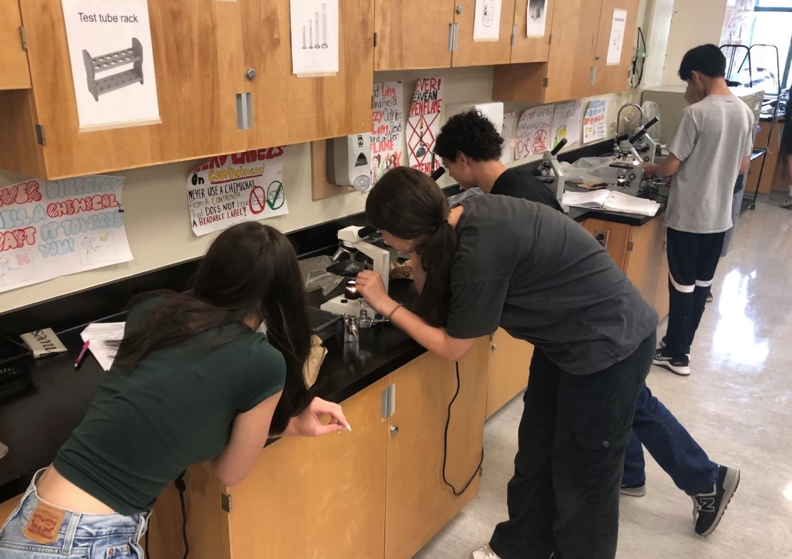 A group of people in a lab <br/>AI-generated content may be incorrect.