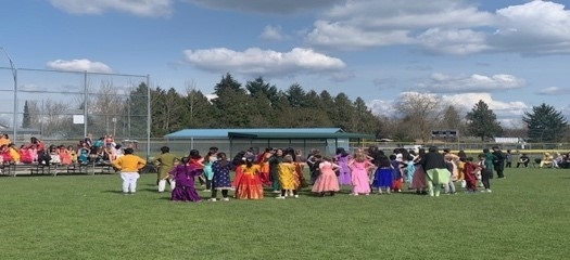 A group of people standing on a field

Description automatically generated, Picture